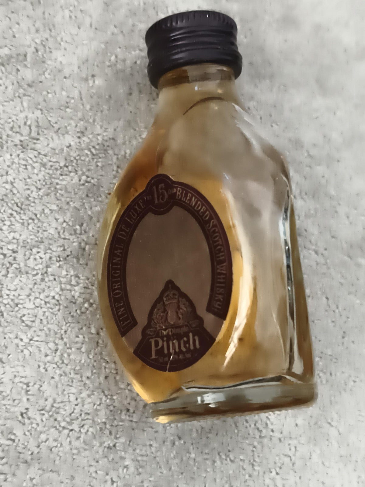 Miniature whisky Pinch 15 ans bouteille partiellement remplie déco bar