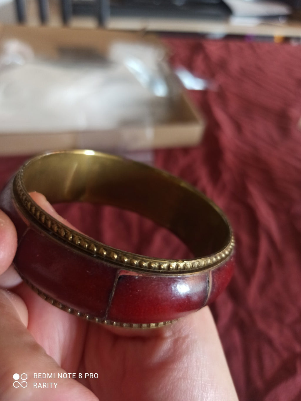 Bracelet jonc vintage laiton Inde segments rouges style artisanal ethnique rétro