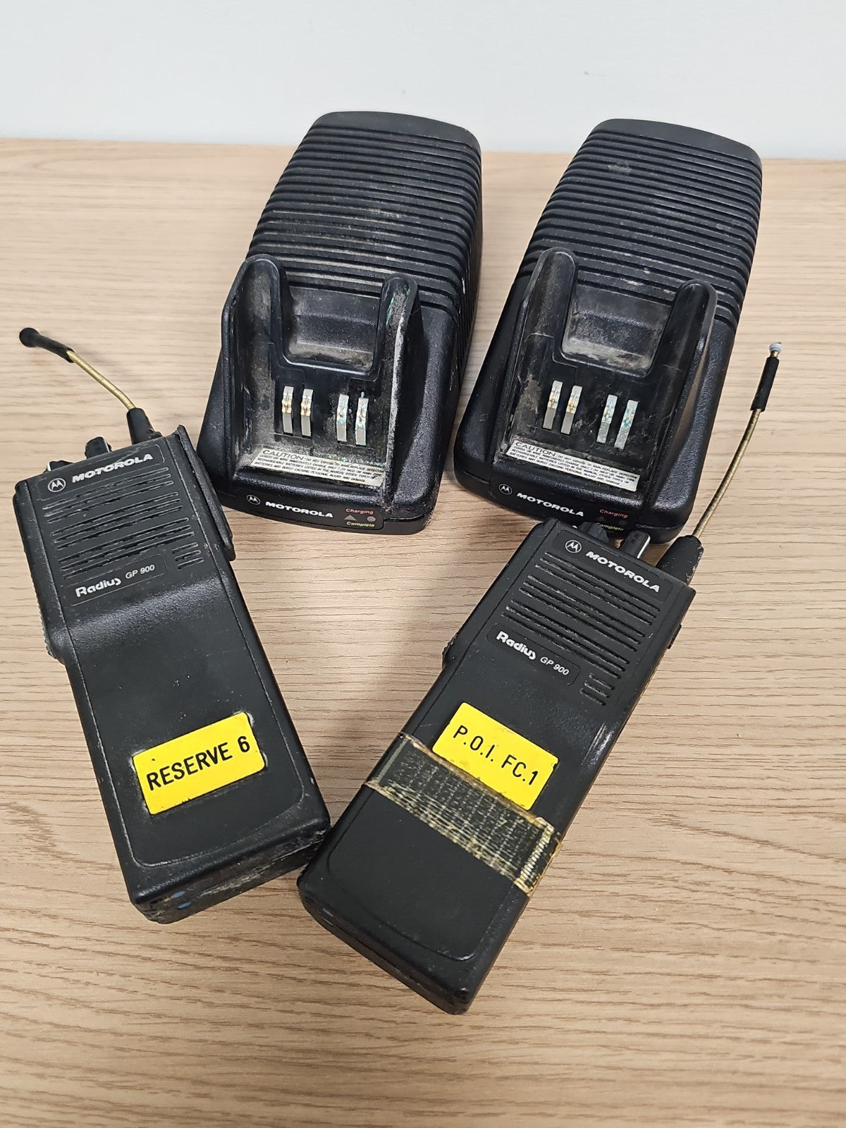 Talkie-walkie Motorola Radius GP900 avec chargeurs pour pièces détachées