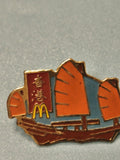 Pin's vintage McDonald's jonque asiatique émaillé Hong Kong collection rare