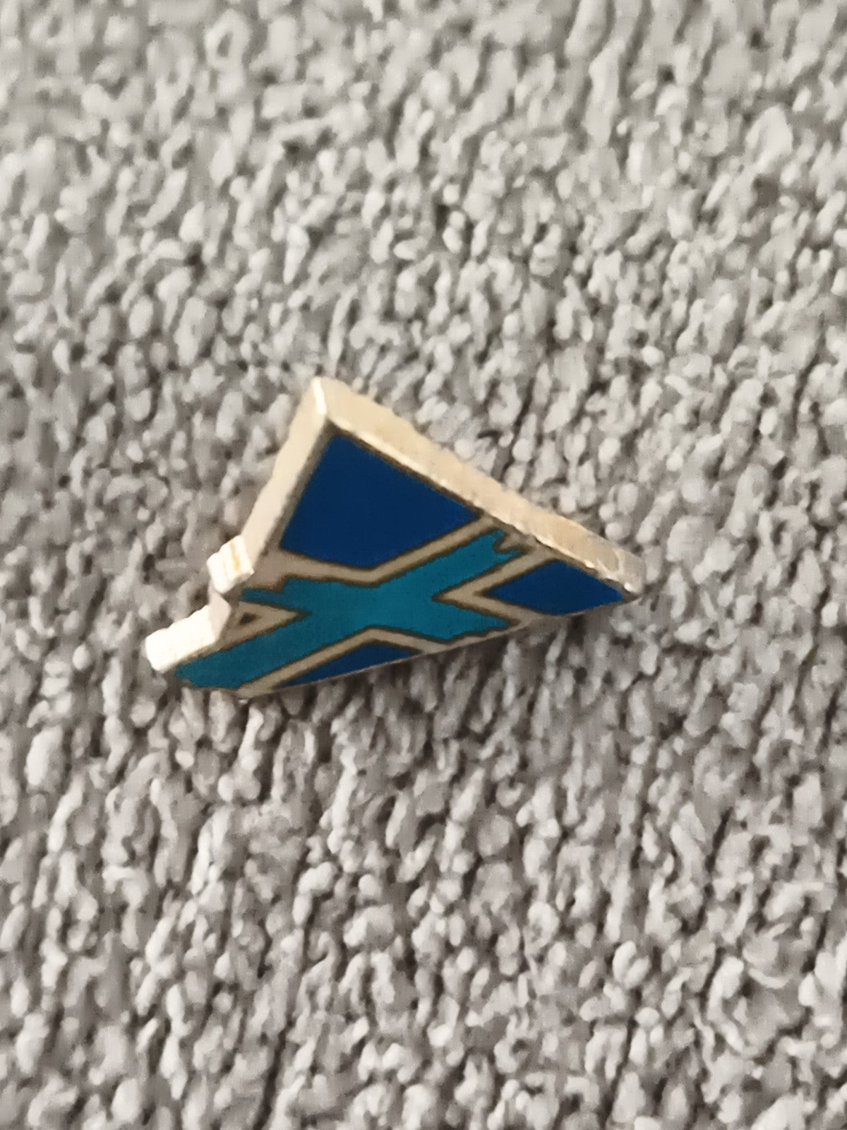 Pin's vintage avion stylisé bleu, forme triangle années 80 90 (Ref 10)