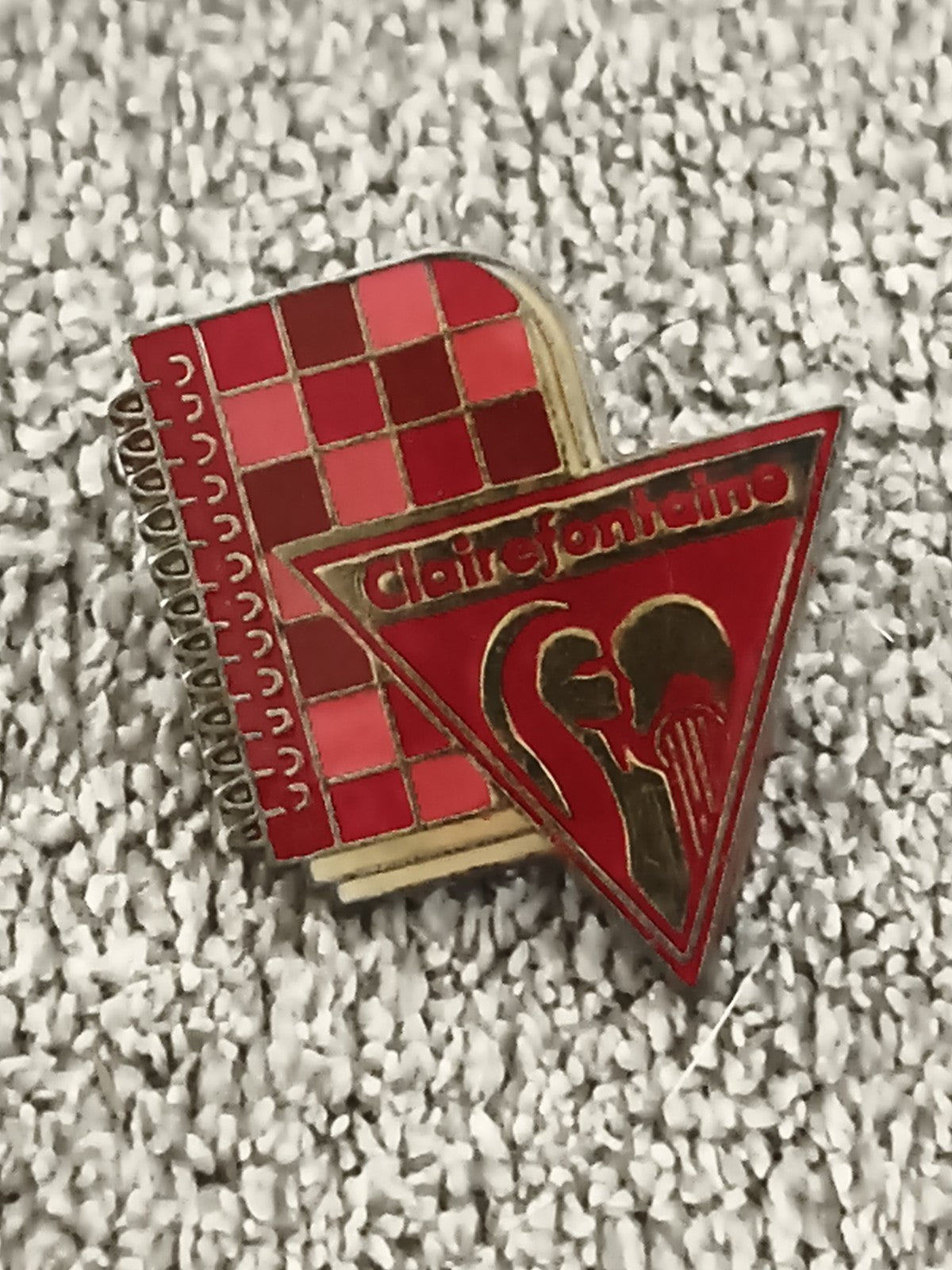 Pin's Clairefontaine vintage logo triangle rouge, carnet spiralé, années 90