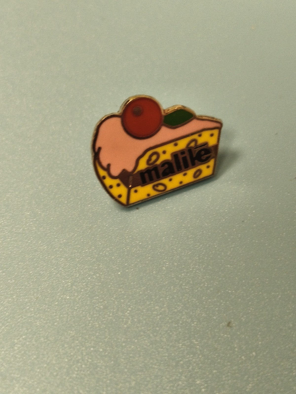 Pin's vintage gâteau part de tarte malile émaillé collection food rétro