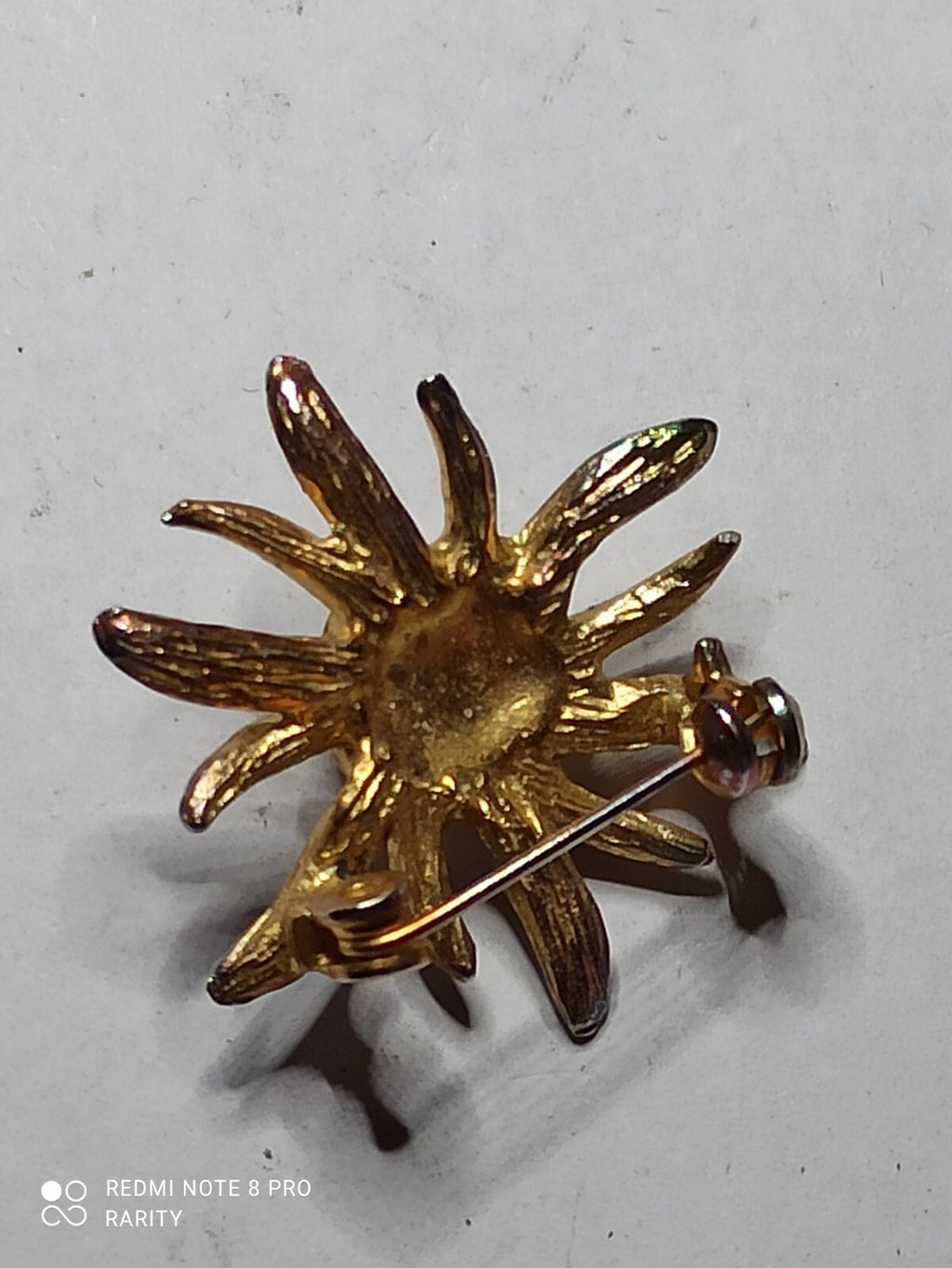 Broche vintage soleil perle dorée années 70 ? bijou rétro élégant