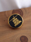 Pin's rond vintage hélicoptère doré sur fond noir rétro accessoire aviation