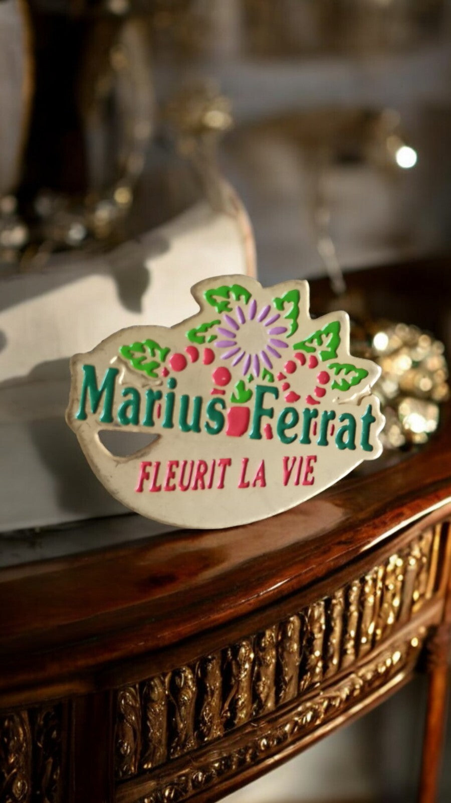 Pin's vintage Marius Ferrat ancien, logo fleuri, rare badge publicitaire
