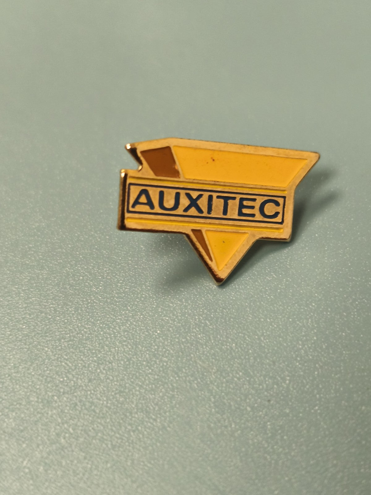 Vintage pin's AUXITEC jaune logo industriel ancien collection rare