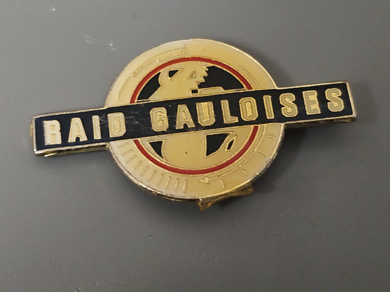 Vintage Raid Gauloises pin old retro badge sports adventure rare collection