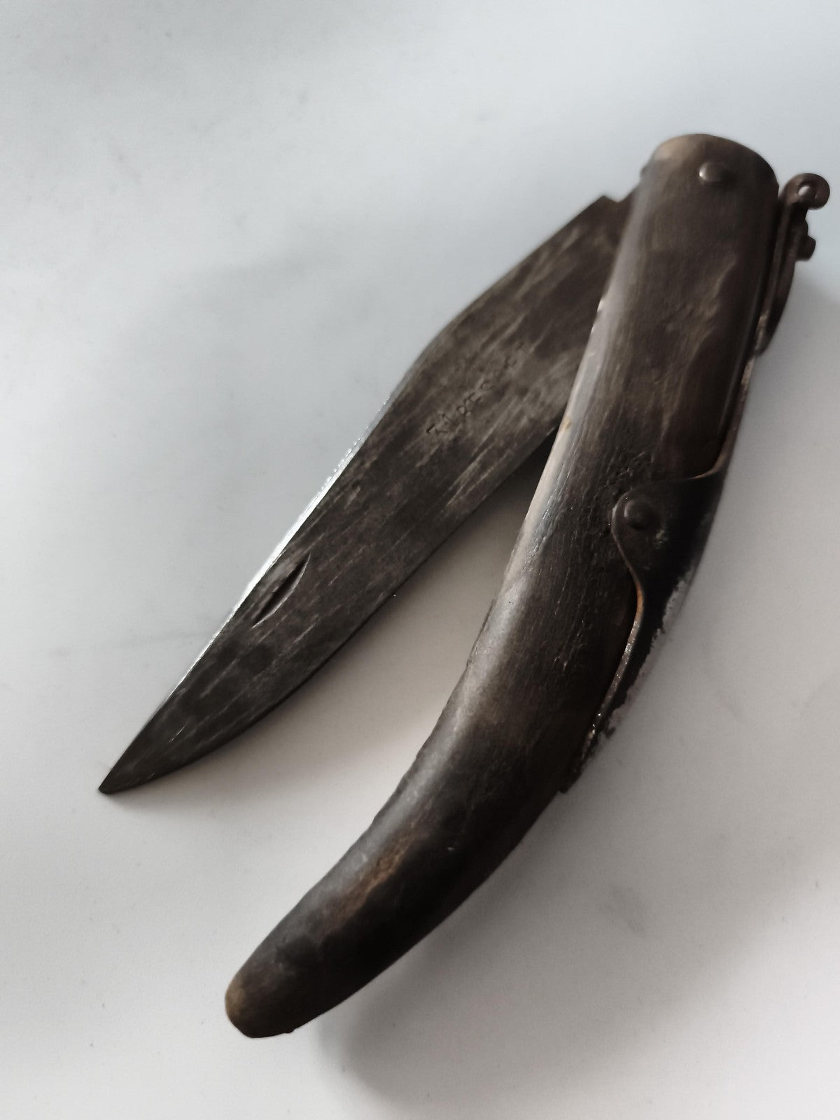 Couteau pliant ancien lame acier patinée manche courbé vintage