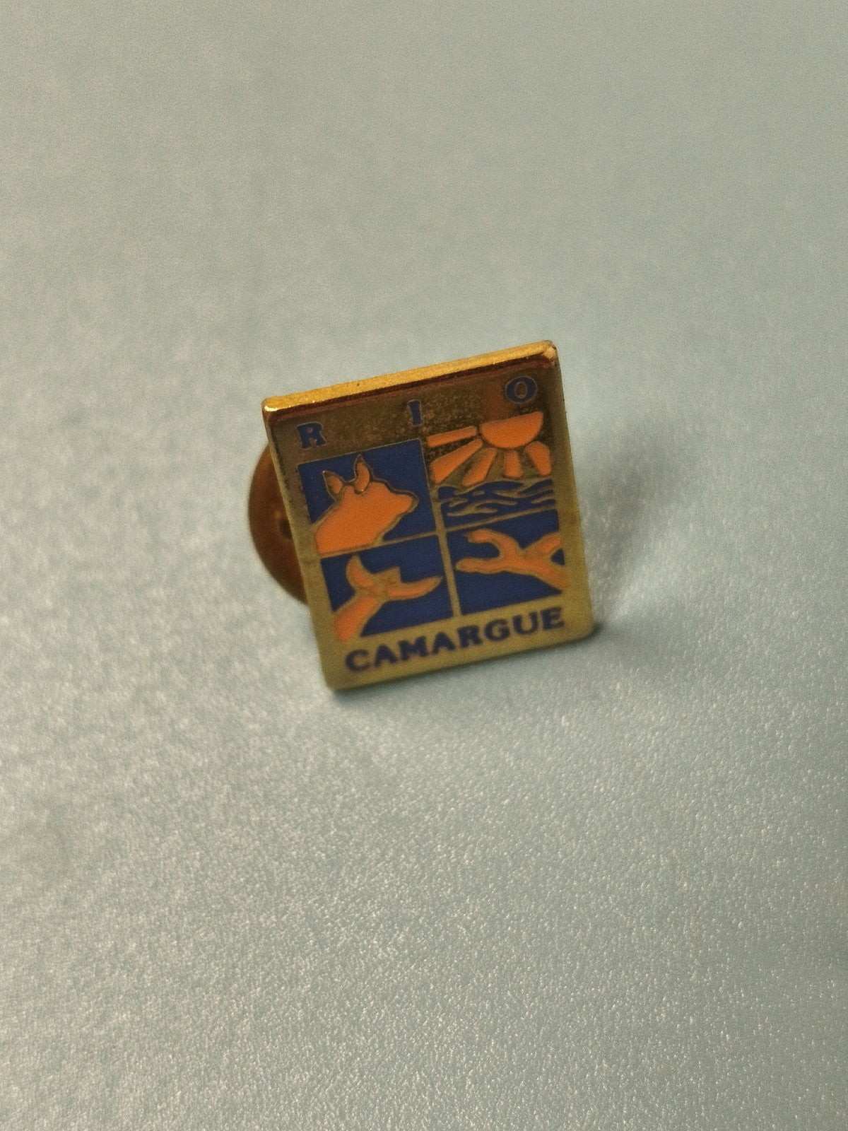 Vintage pin's Camargue émaillé rectangulaire motif taureau soleil collection
