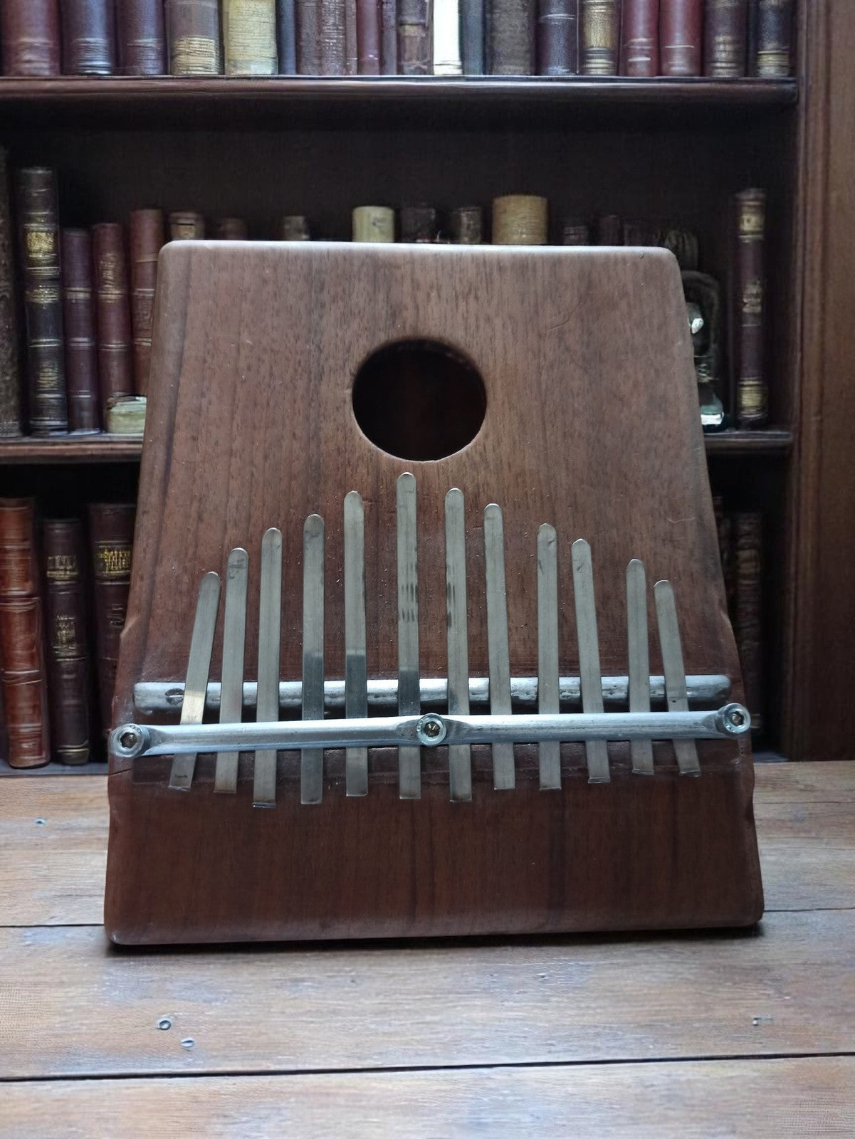 Kalimba ancien africain vintage rétro, instrument musical à lames métal