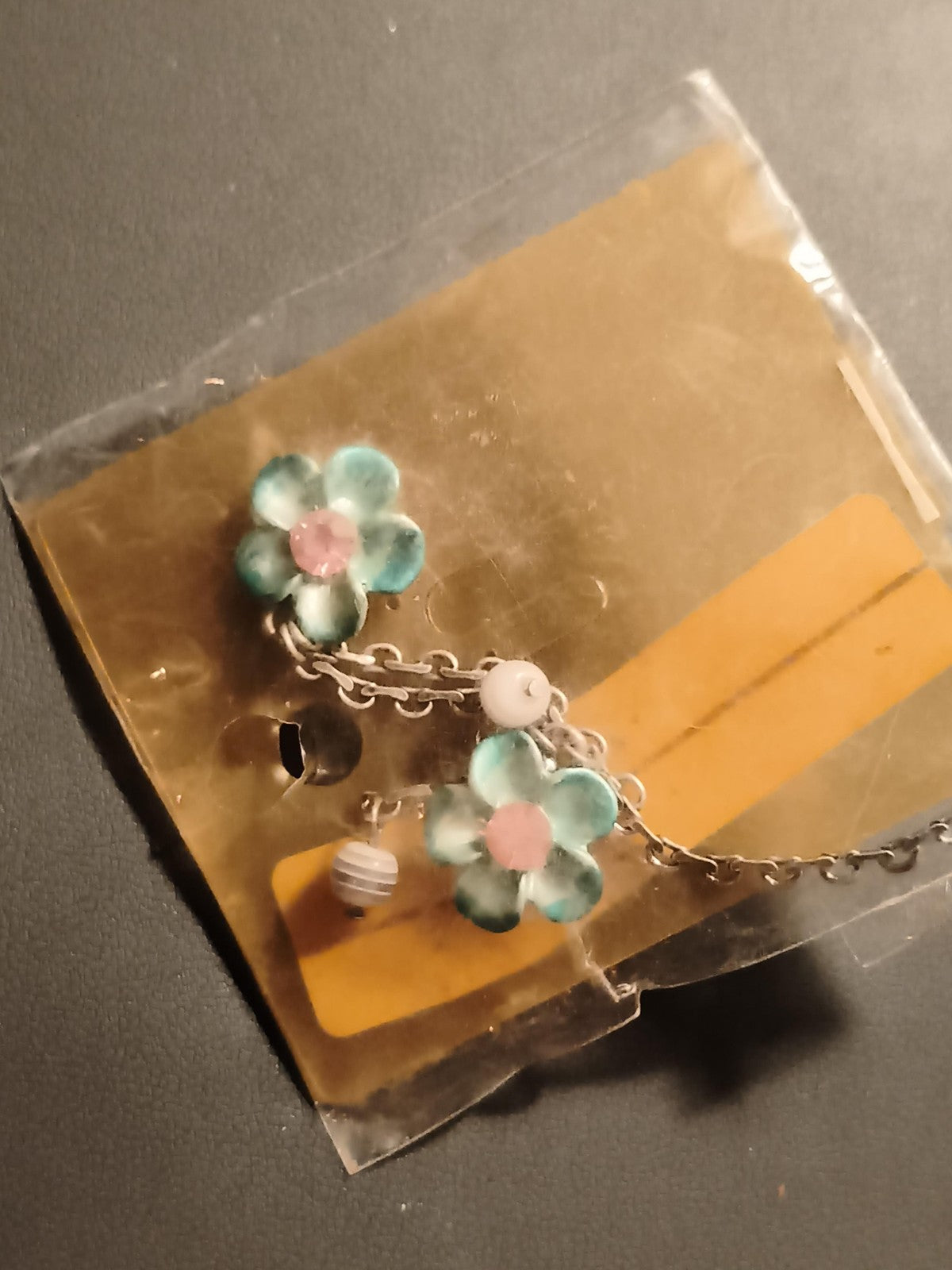Boucles d’oreilles vintage fleurs bleu pastel deadstock, chaîne et perles, année