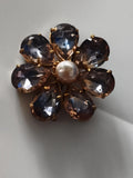 Broche ancienne fleur, cabochons violets, perle centrale, monture dorée vintage