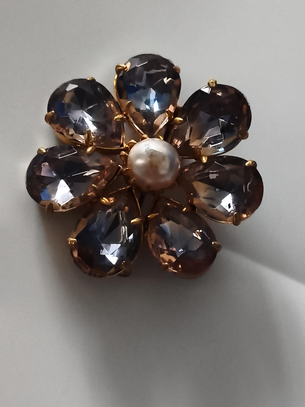 Broche ancienne fleur, cabochons violets, perle centrale, monture dorée vintage