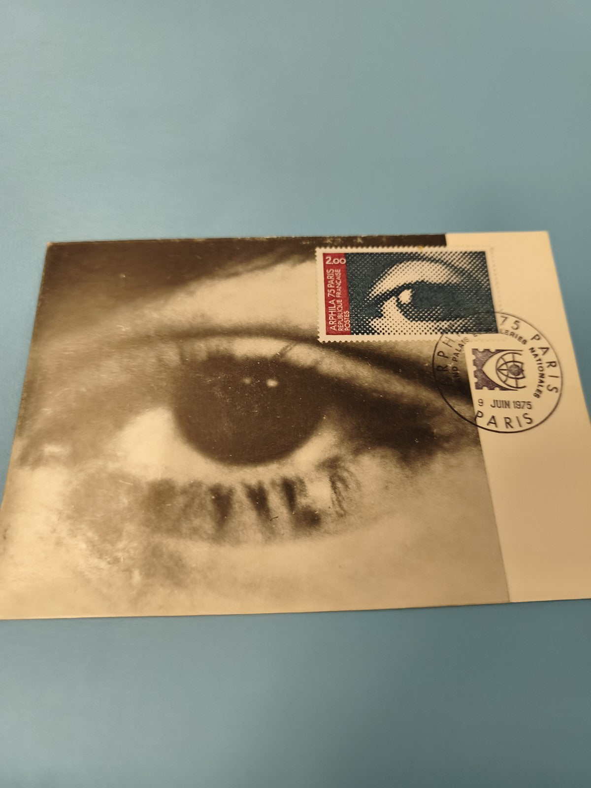 Carte postale philatélie ?il noir et blanc avec timbre Paris oblitéré