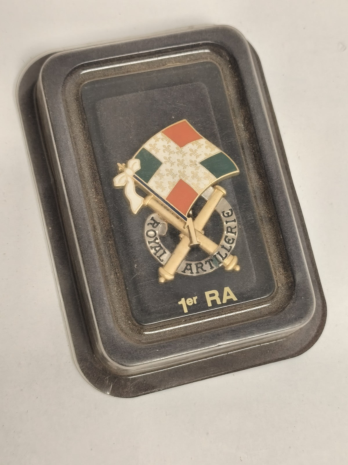 Médaille militaire 1er RA Royal Artillery vintage insigne émaillé drapeau