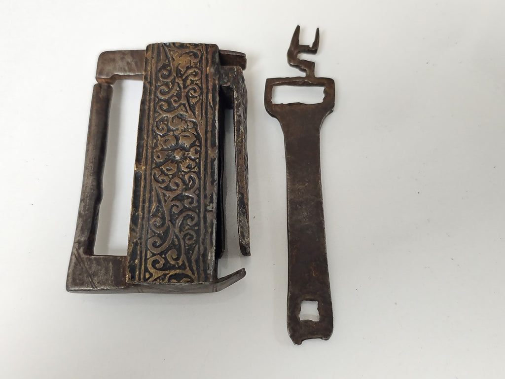 Cadenas ancien vintage à système mécanique, objet rétro pour collectionneur