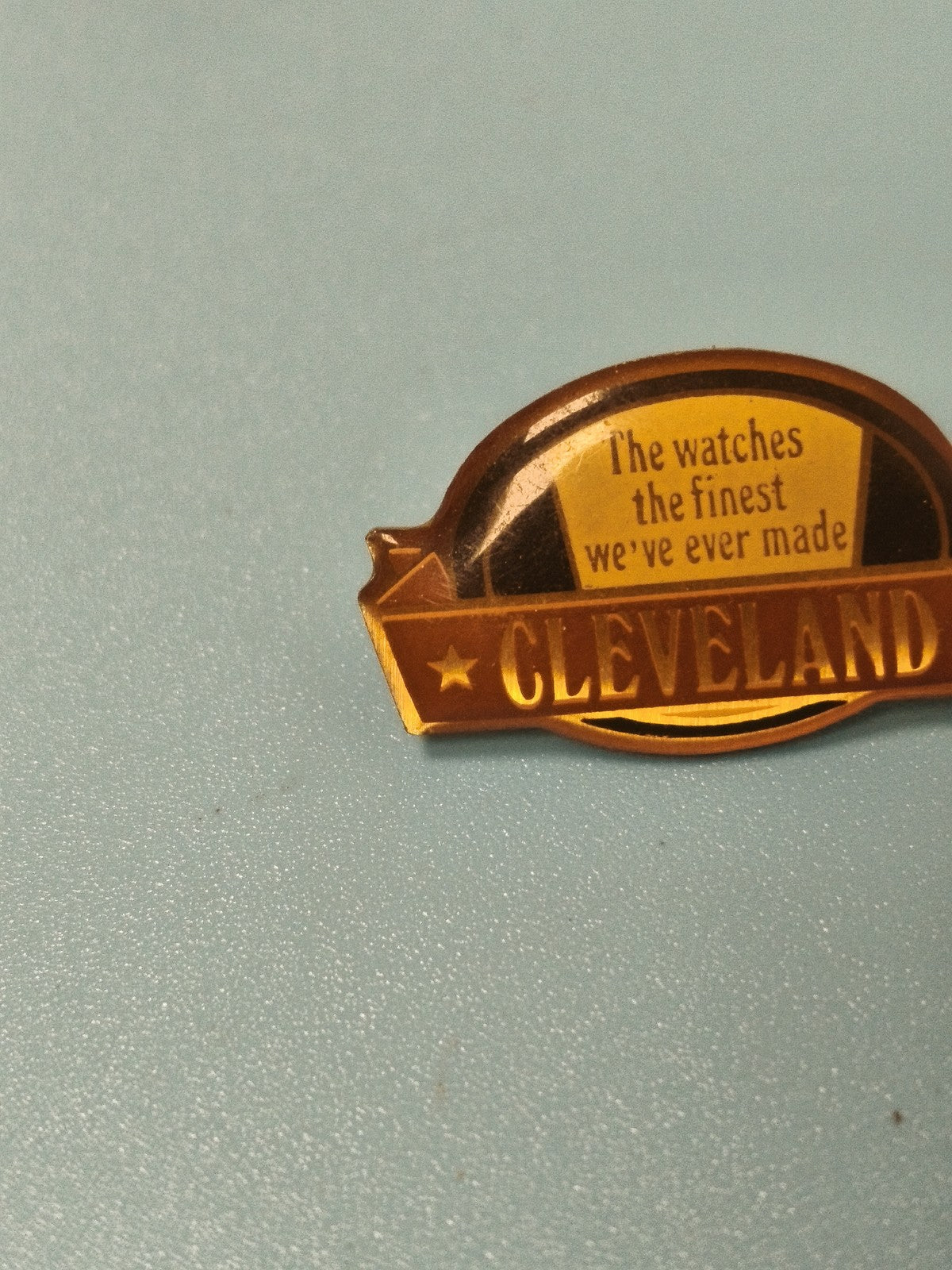 Vintage pin's Cleveland montre publicitaire doré collection (Ref 18)