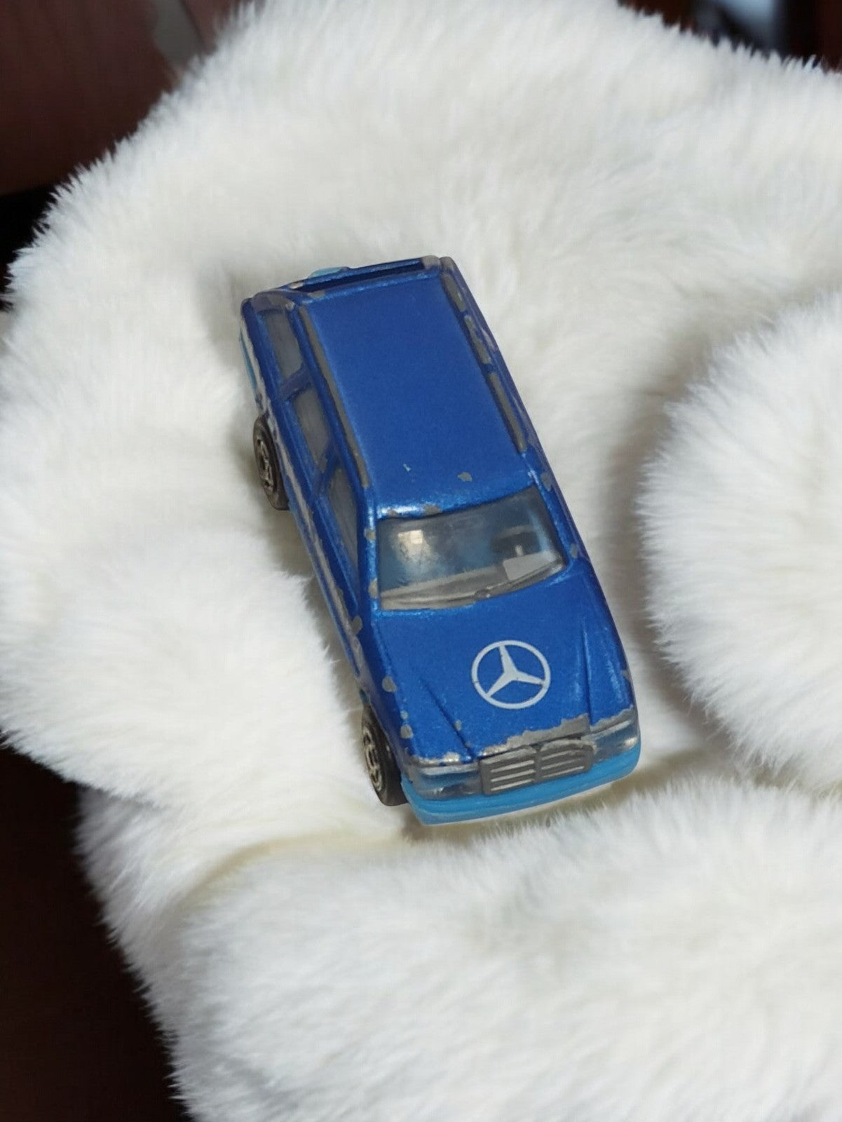 Voiture miniature Mercedes bleue vintage, véhicule rétro ancien, rare occasion