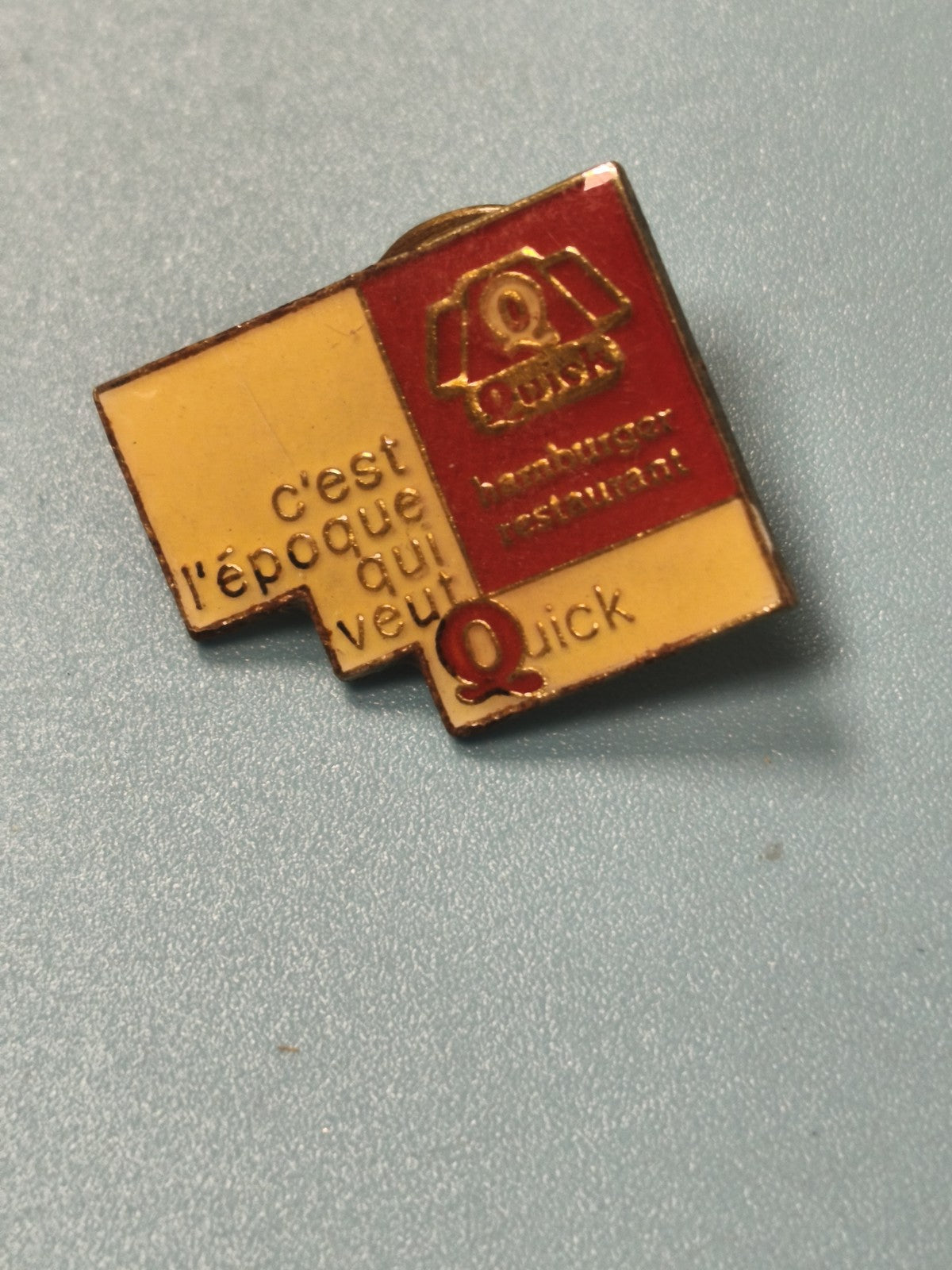 Pin's vintage Quick hamburger restaurant, carré, slogan publicitaire, collection