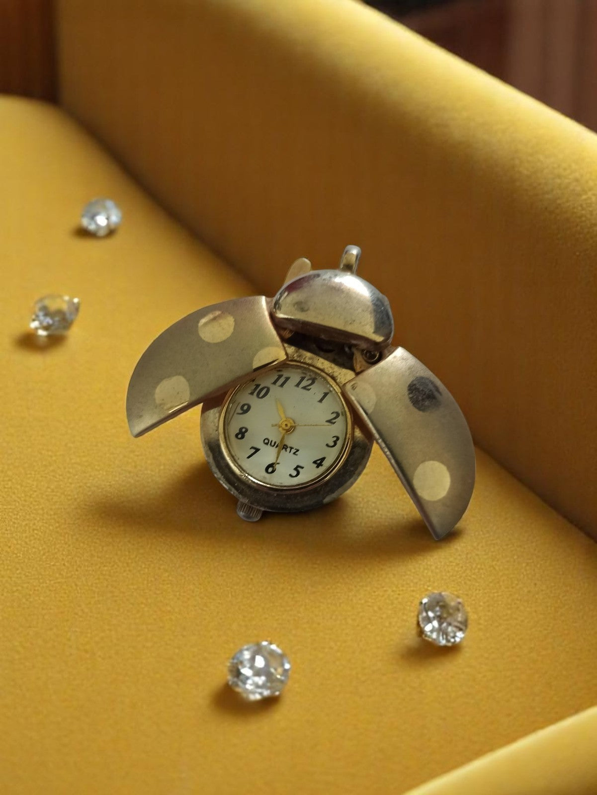 Montre pendentif coccinelle vintage femme quartz dorée rétro années 80