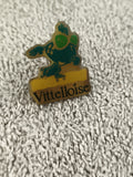 Pin's publicitaire vintage Vittel VittelOise mascotte verte skate années 90 (Ref
