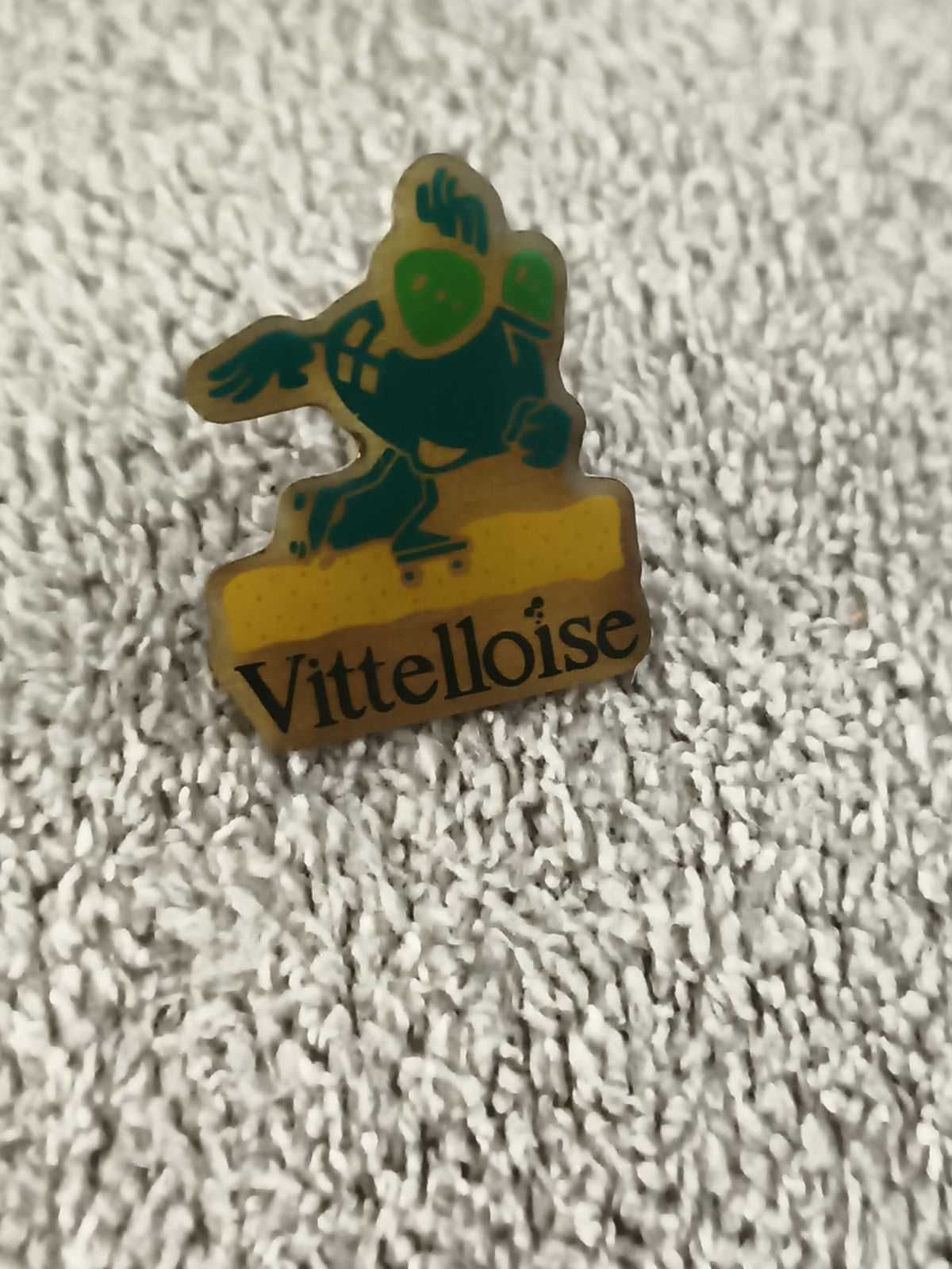 Pin's publicitaire vintage Vittel VittelOise mascotte verte skate années 90 (Ref