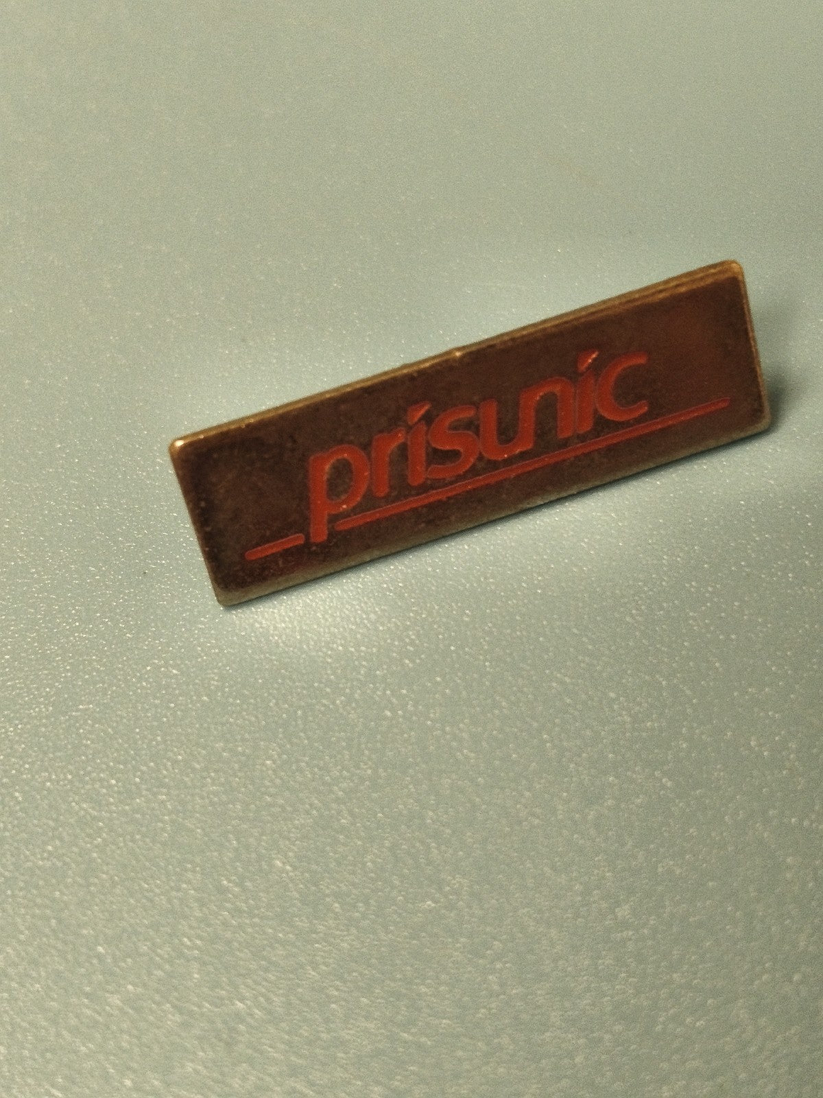 Vintage pin's Prisunic rectangulaire logo rouge collection rétro ancien
