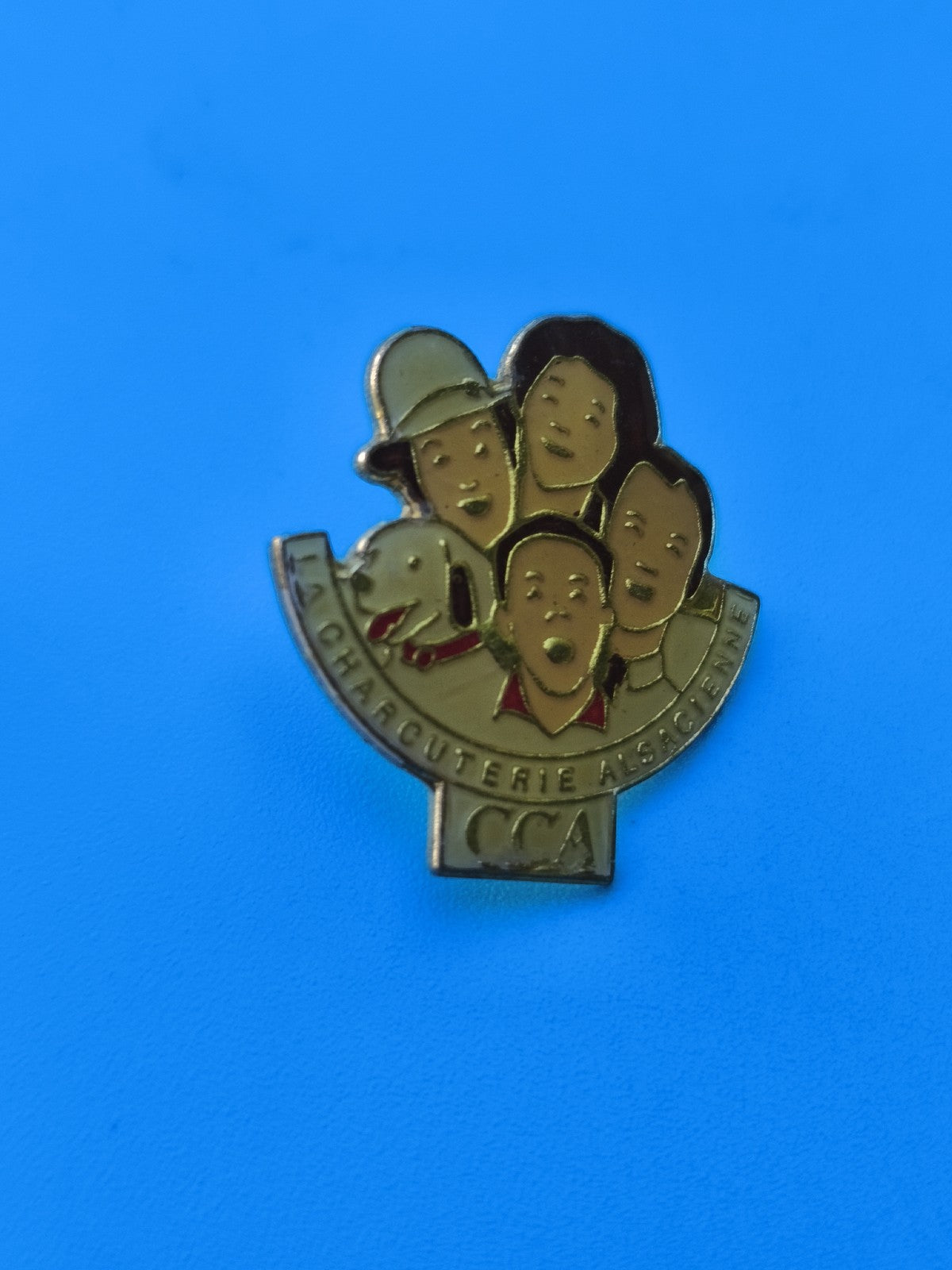 Pin's vintage charcuterie alsacienne CCA, personnages et chien, collection (Ref