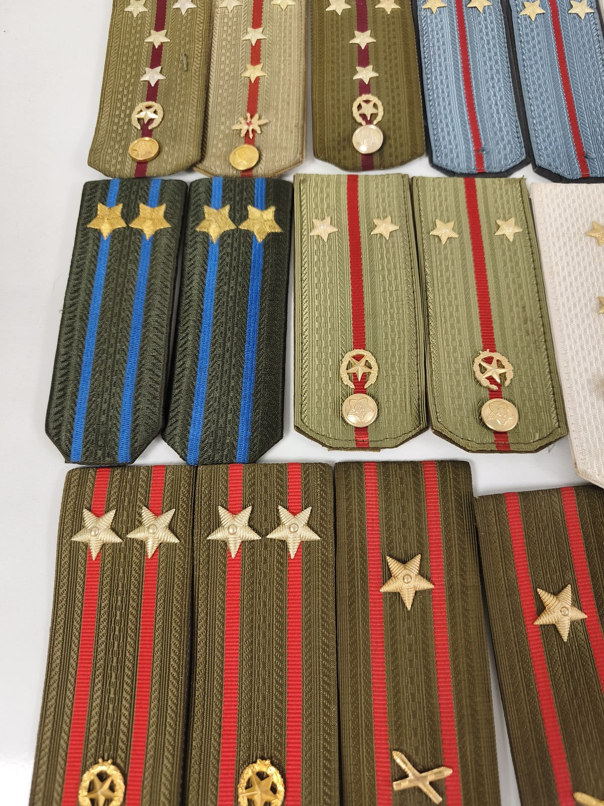 Ancien lot de pattes d?épaule militaires russes, galons et étoiles