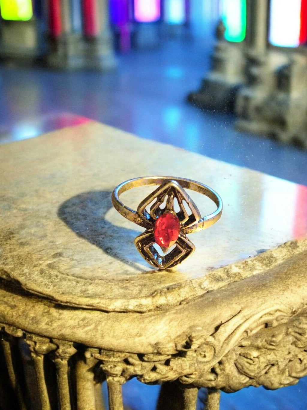Bague vintage fantaisie métal argenté pierre rouge géométrique taille 54 rétro