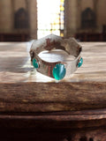 Bracelet manchette vintage métal argenté cabochons verts rétro élégant