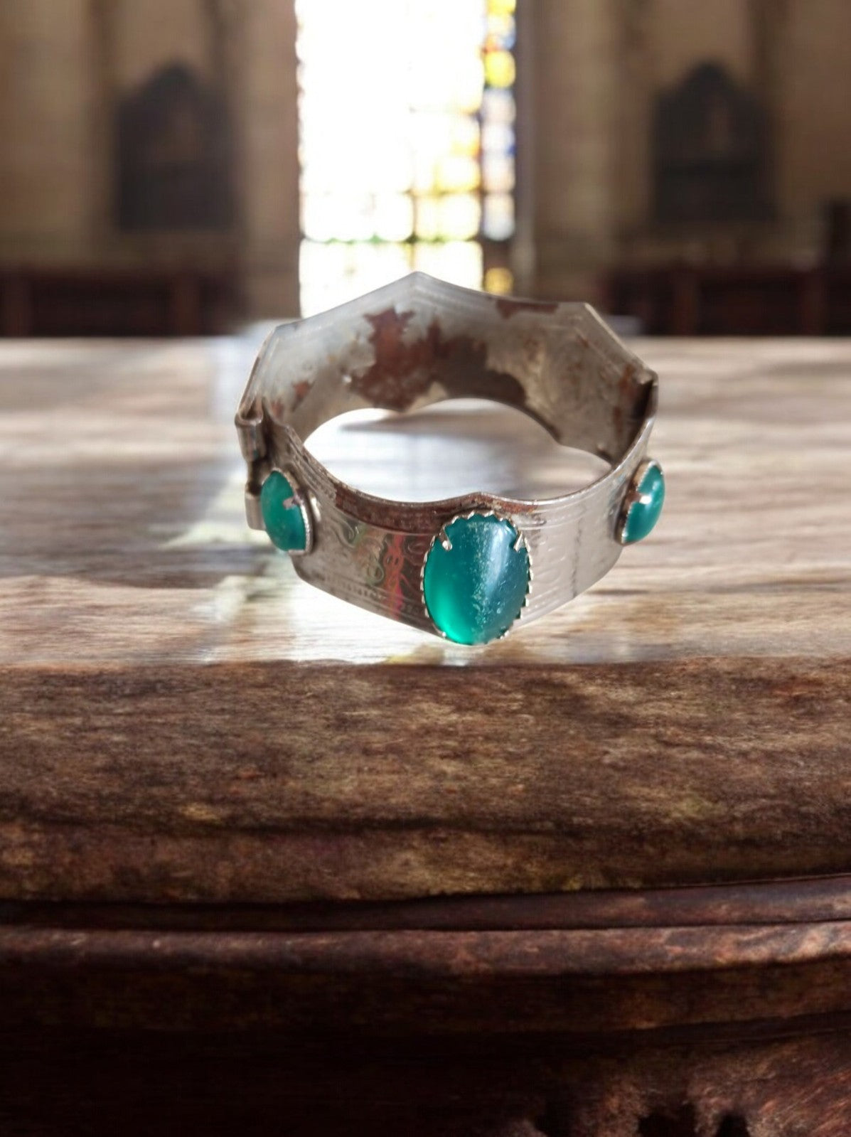 Bracelet manchette vintage métal argenté cabochons verts rétro élégant
