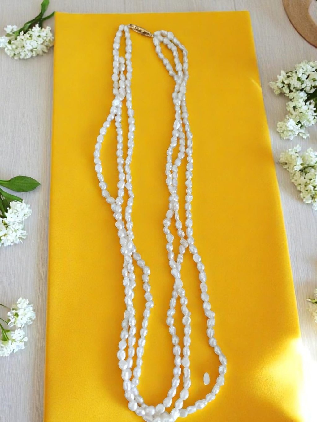 Collier trois rangs perles de culture vintage, fermoir doré, bijou ancien