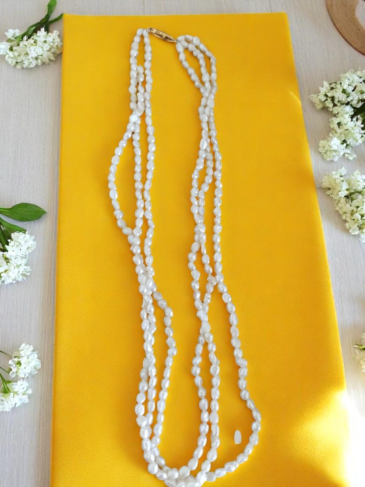 Collier trois rangs perles de culture vintage, fermoir doré, bijou ancien