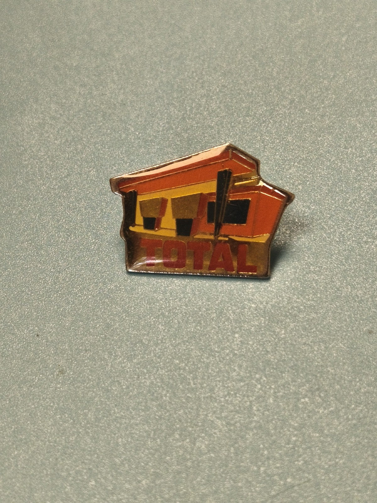 Vintage pin's TOTAL station essence, logo rétro, collection automobilia