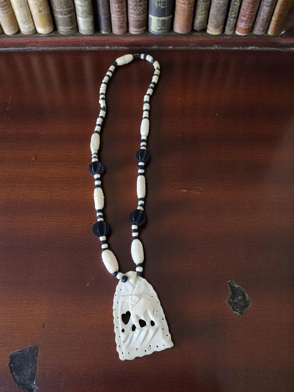 Collier vintage en os sculpté, pendentif ajouré, perles noires et ivoire, ancien