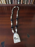 Collier vintage en os sculpté, pendentif ajouré, perles noires et ivoire, ancien