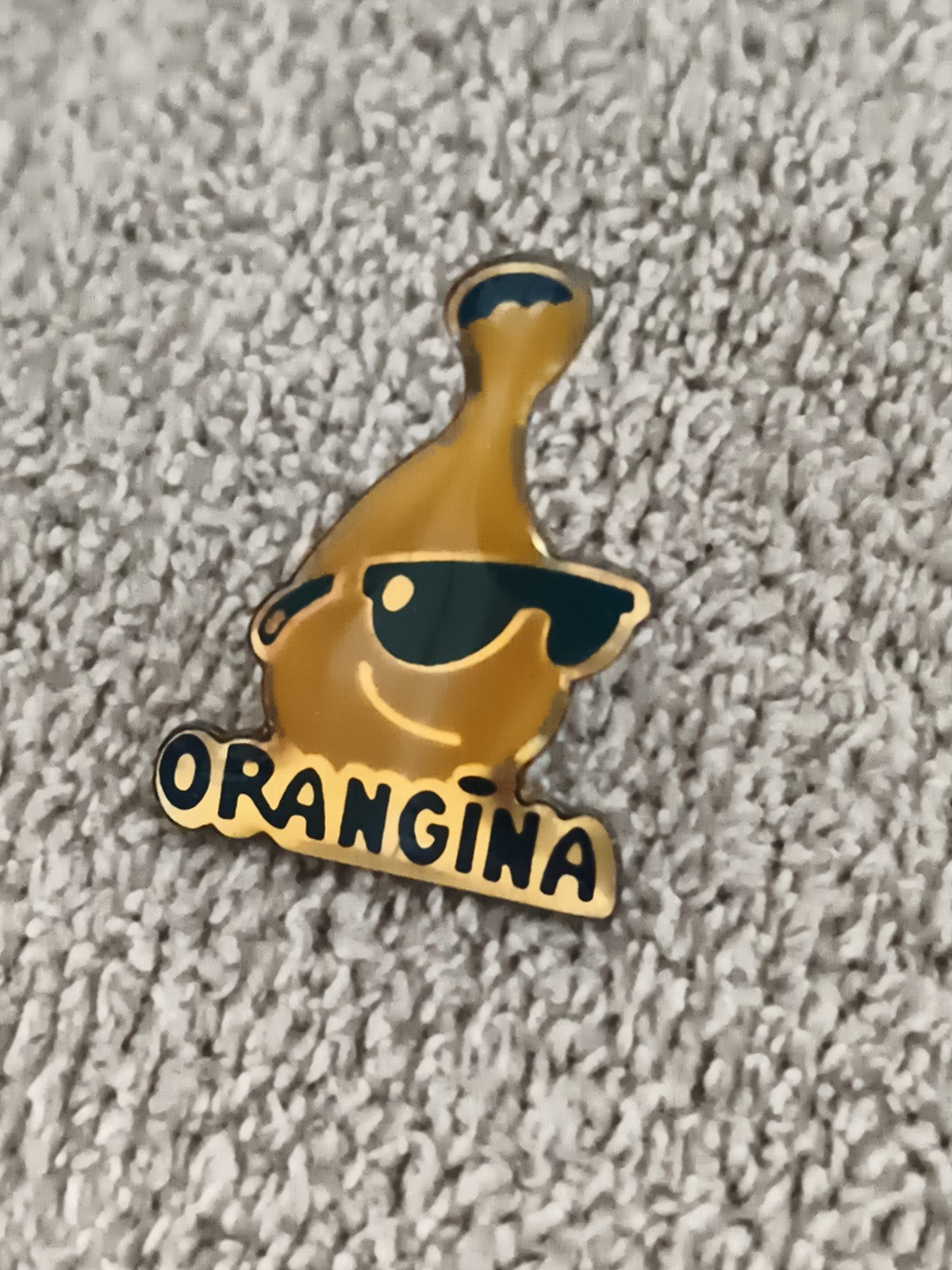 Pin's vintage Orangina bouteille mascotte jaune noir, badge ancien (Ref 10)