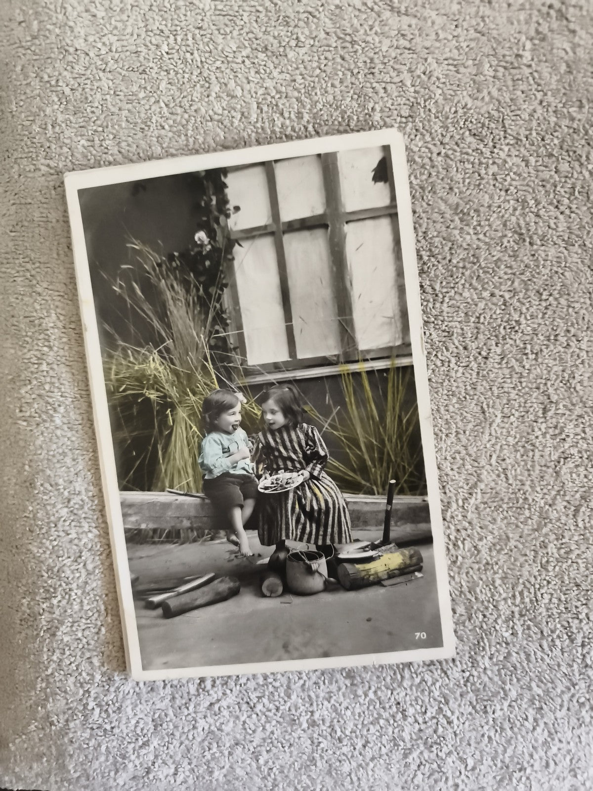 Carte photo CPA enfants scène champêtre colorisée n/b début XXe