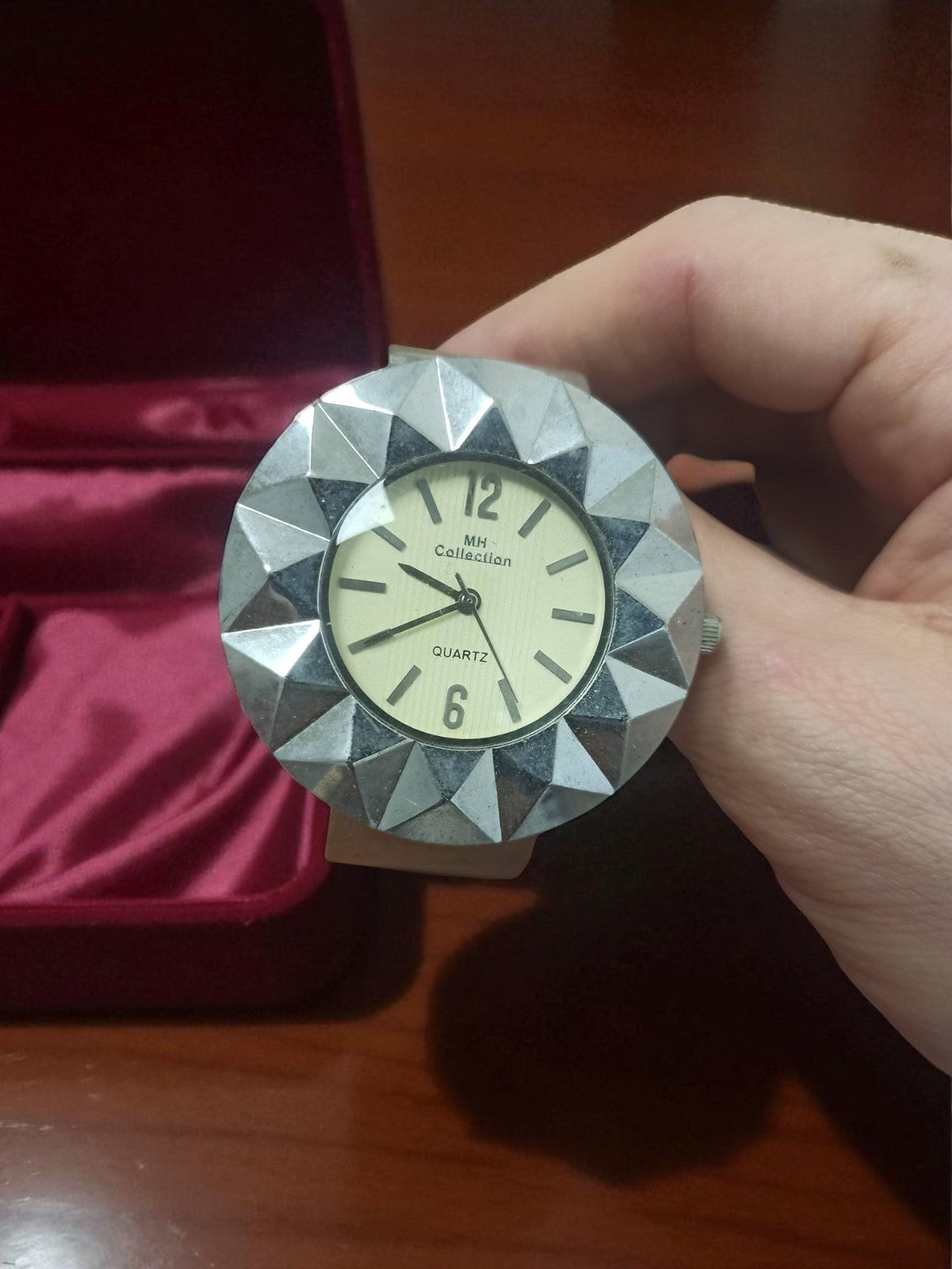 Montre vintage femme MH Collection quartz rétro, cadran géométrique argenté