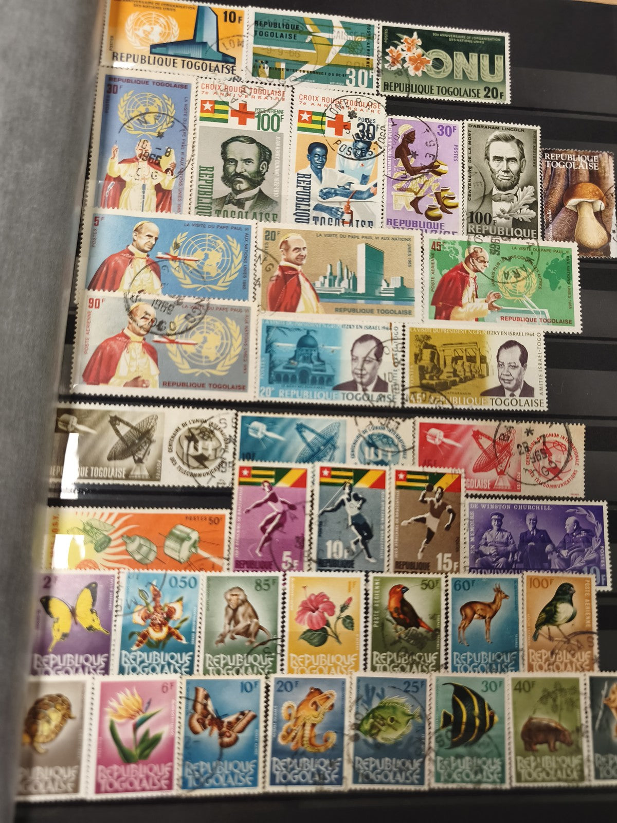 Lot timbres République Togolaise thèmes faune flore personnalités sports