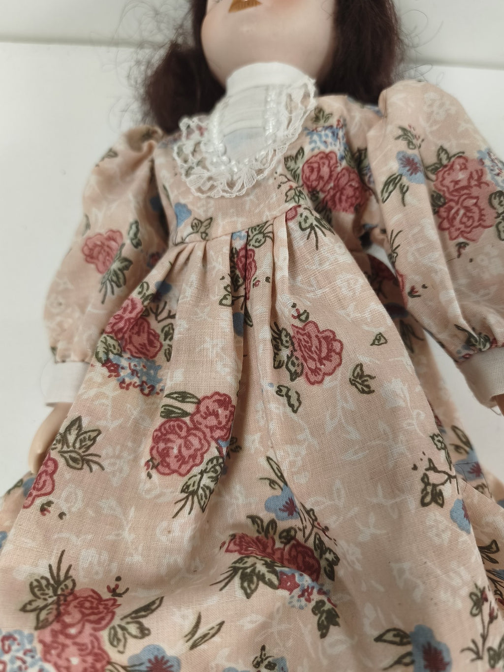 Poupée ancienne en tissu, robe fleurie, dentelle, yeux bleus, cheveux bruns