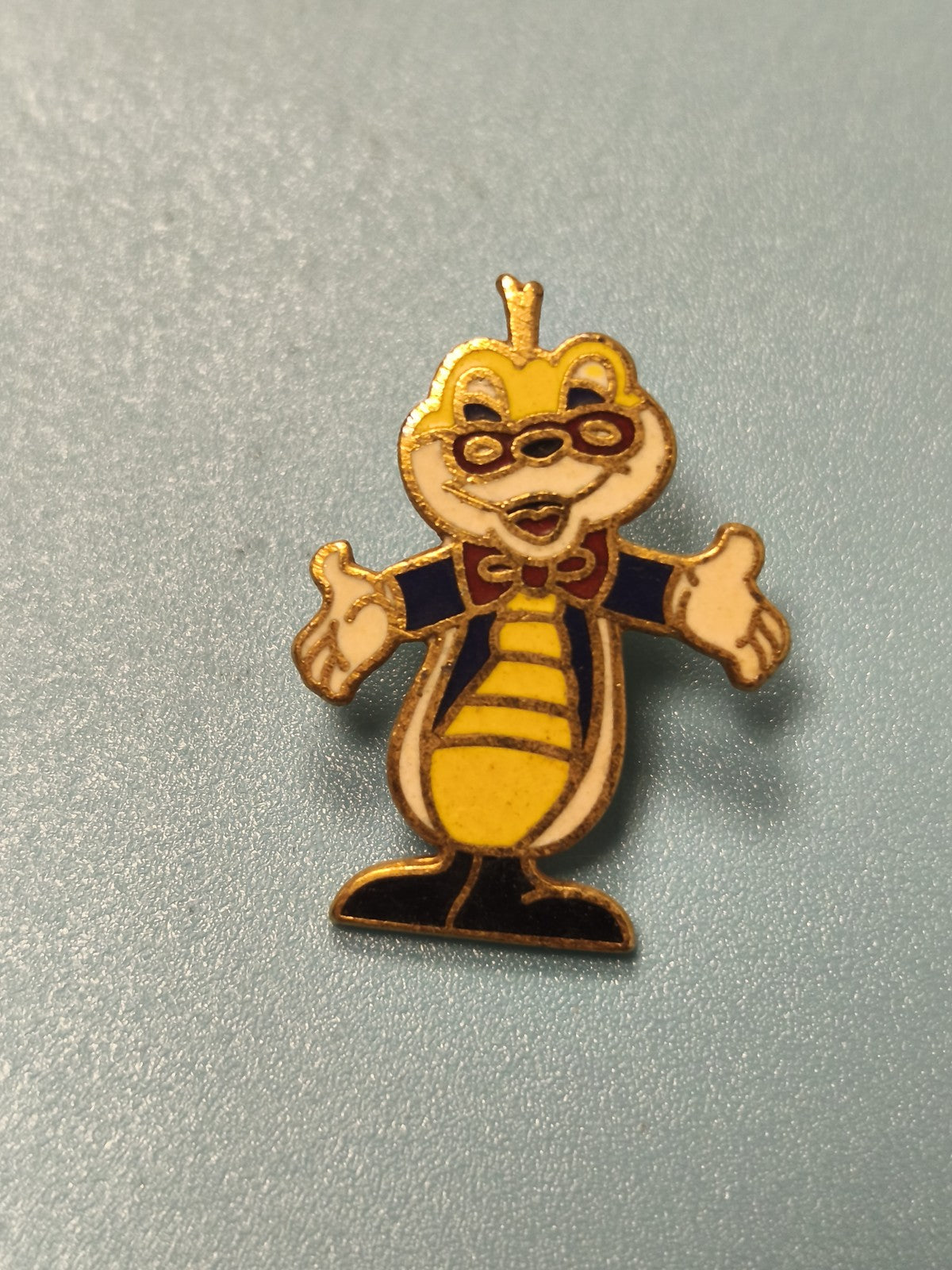 Pin's vintage personnage dessin animé jaune et bleu émaillé collection (ref 10)