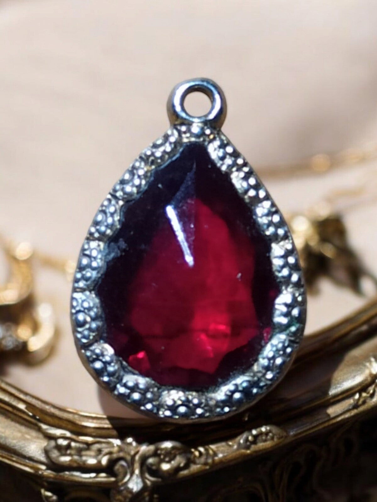 Pendentif vintage goutte rouge verre strass style ancien fantaisie rétro