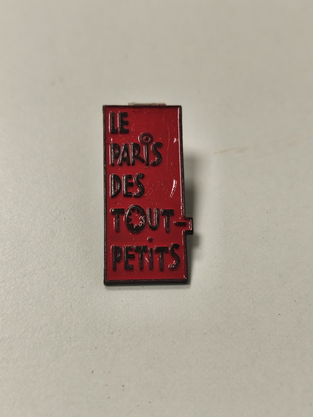 Pin's rétro ancien Le Paris des Tout Petits, badge vintage collection enfant