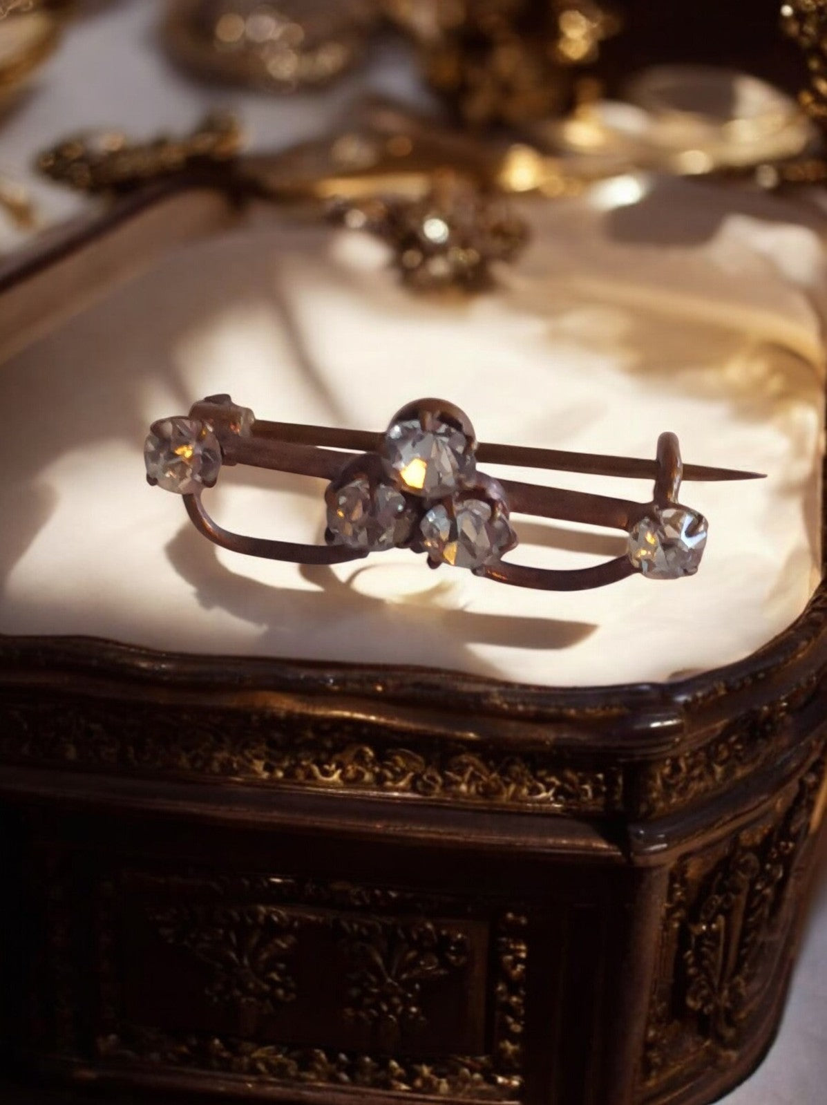 Broche Belle Époque fantaisie, strass transparents, monture métal doré, vers 189
