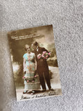 Carte postale ancienne romance Bonne Année CPA couple fleurs début XXe