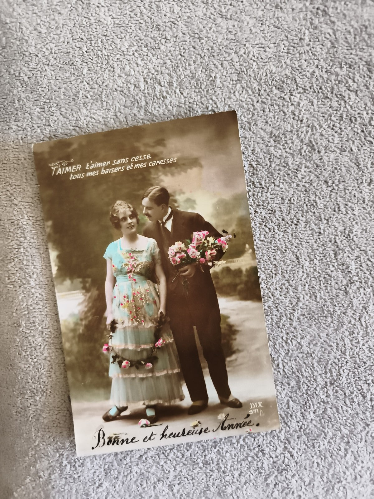 Carte postale ancienne romance Bonne Année CPA couple fleurs début XXe