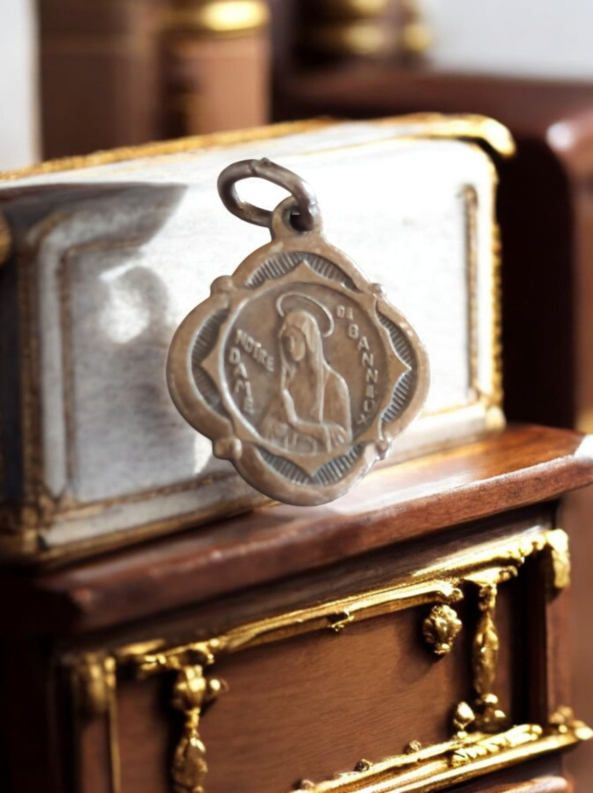 Pendentif religieux Notre Dame de Banneux vintage métal ancien